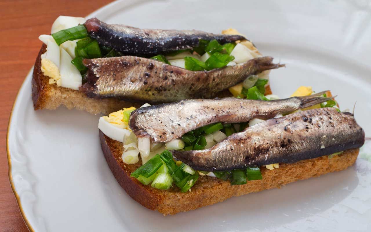 Un dîner avec une boîte de sardines, c'est ma recette d'automne préférée. Ça a l'air compliqué, mais c'est aussi simple et rapide à préparer qu'une omelette.