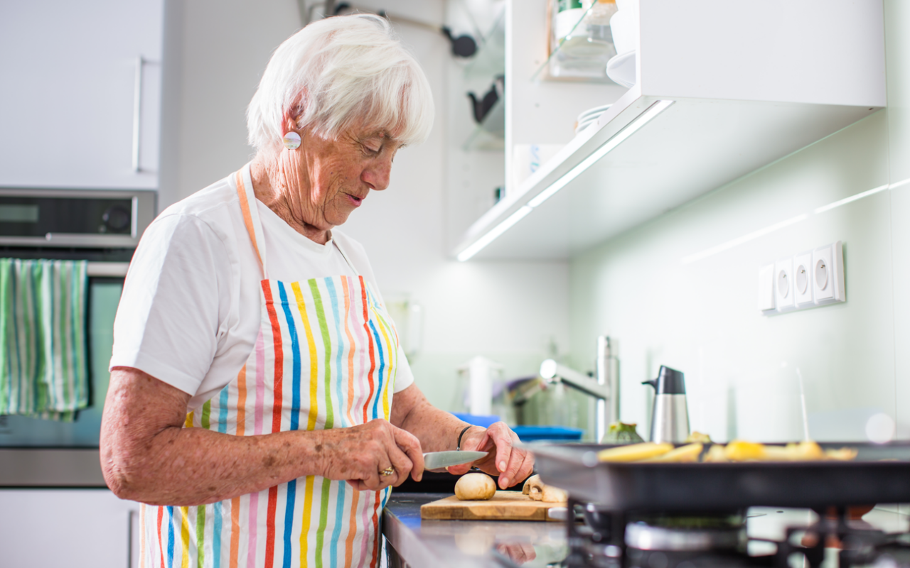 Grand-mère raconte comment elle respecte les traditions et fait plaisir à sa famille grâce à ses pâtisseries.