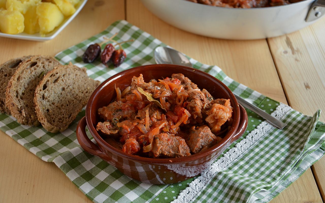Vous avez peu de temps pour cuisiner ? Voici un ragoût rapide à base de côtes, de pommes de terre et de champignons : une recette française qui se prépare en quelques minutes.
