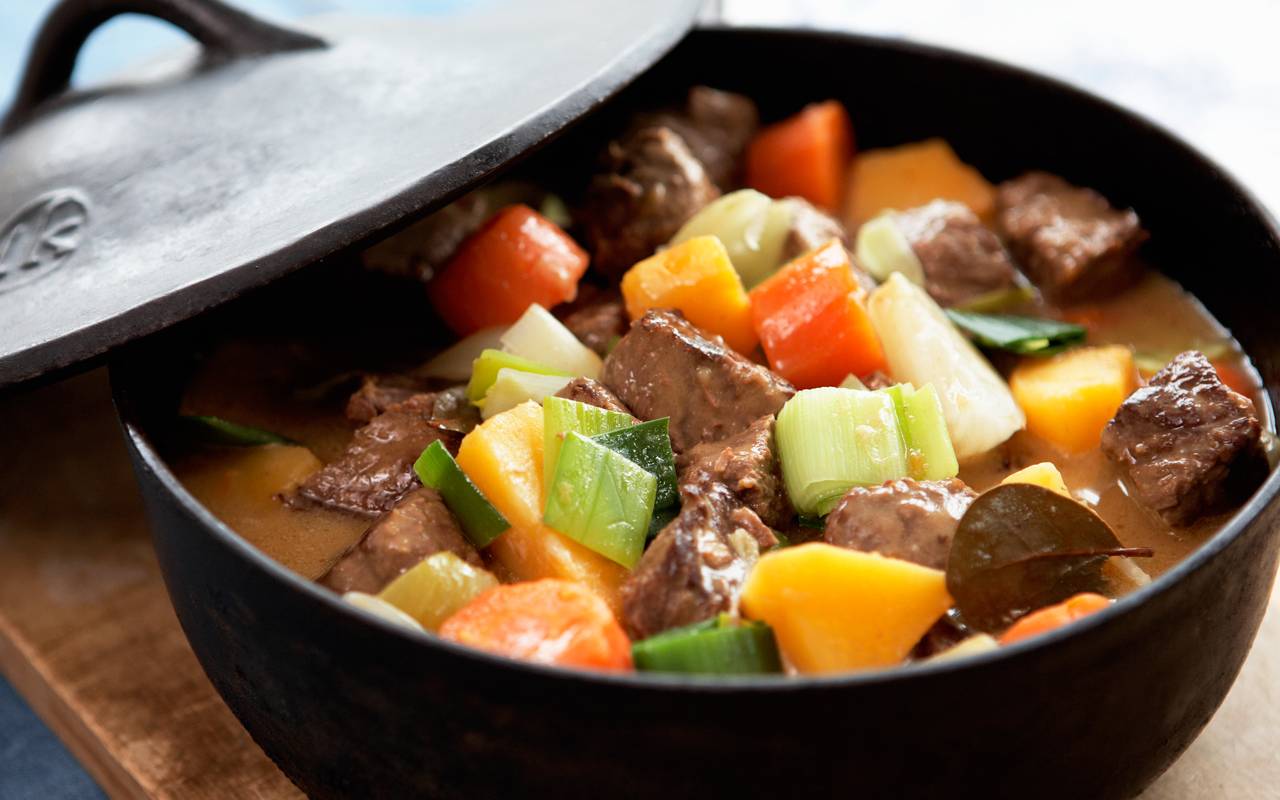 Vous avez peu de temps pour cuisiner ? Voici un ragoût rapide à base de côtes, de pommes de terre et de champignons : une recette française qui se prépare en quelques minutes.