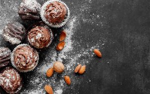 Un jeune chef partage sa recette de muffins végétaliens au chocolat, qui se préparent en 20 minutes et sans sucre.