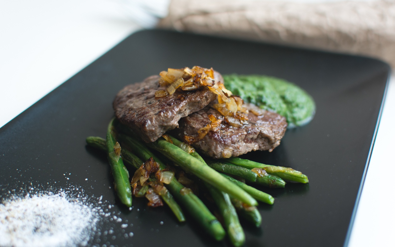 Ni chimichurri, ni ail : le secret d'un steak de bœuf cuit à la perfection, révélé par un expert