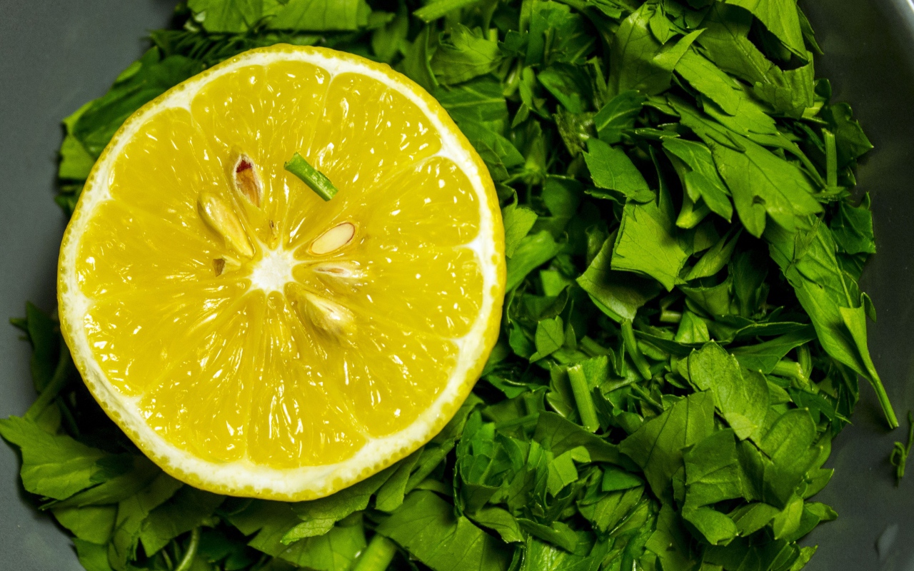Mélange de zeste de citron et de persil : pourquoi est-ce recommandé et à quoi cela sert-il ?