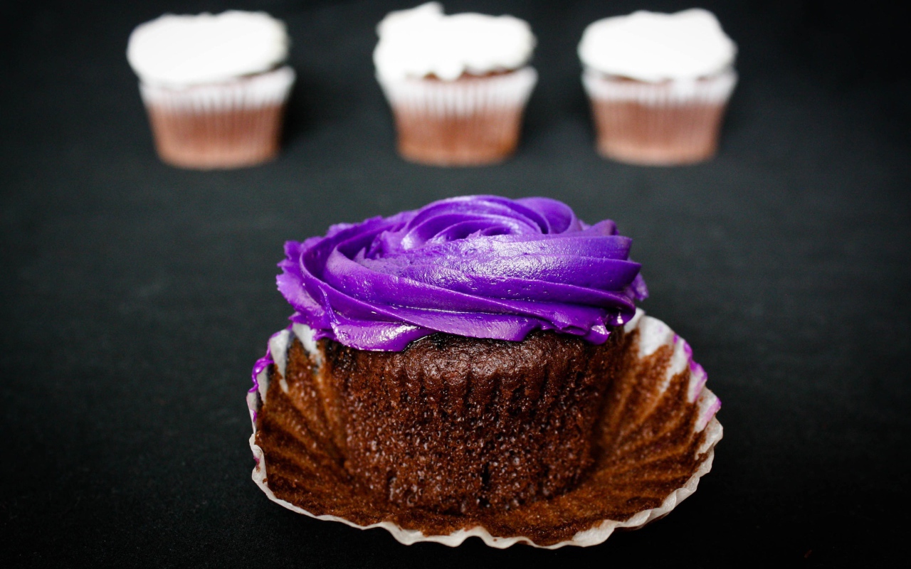 Un jeune chef partage sa recette de muffins végétaliens au chocolat, qui se préparent en 20 minutes et sans sucre.