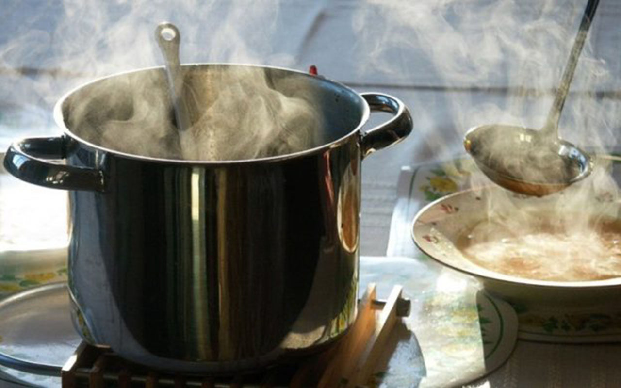 Mettez-le dans une casserole d'eau. Les pommes de terre cuiront beaucoup plus vite.