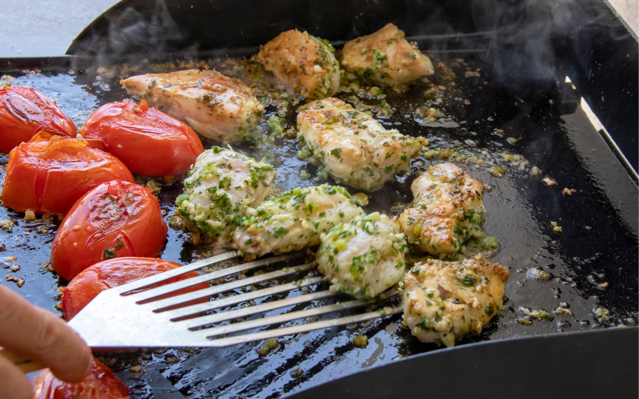 Pourquoi faut-il ajouter du vinaigre dans la poêle lorsque l'on fait cuire des blancs de poulet et à quoi cela sert-il ?