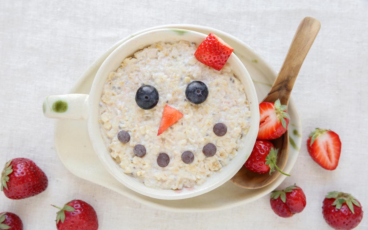 Porridge sans cuisson. Le petit-déjeuner se prépare tout seul pendant que vous prenez votre douche.