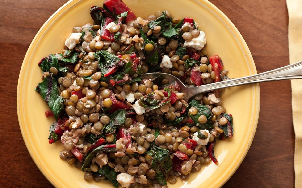 Pourquoi faut-il ajouter du vinaigre dans la casserole lors de la cuisson des lentilles et à quoi cela sert-il ?