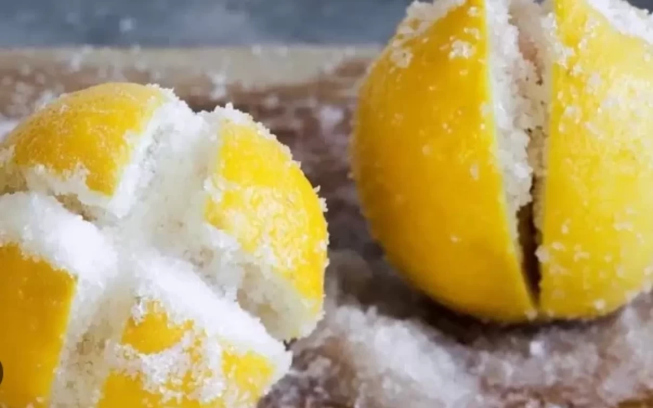 Je congèle les citrons avec leur peau et j'en tire un double avantage : une astuce simple des cuisinières expérimentées
