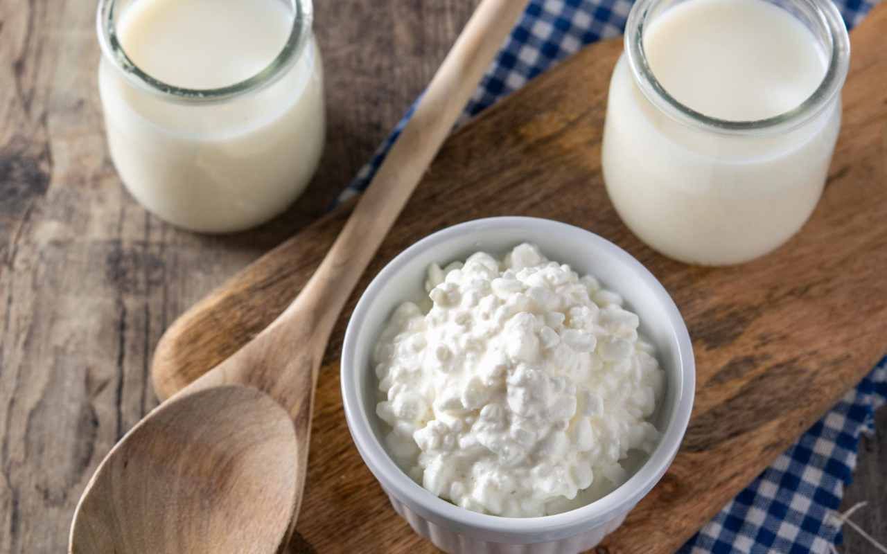 Un fromage blanc maison délicat à base d'un produit populaire et sain. Il est très savoureux et se prépare tout seul.