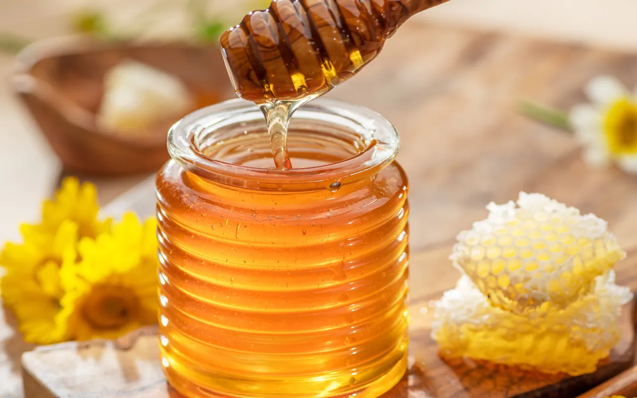 Comment reconnaître un bon miel ? Conseils d'experts. Une seule astuce simple suffit.