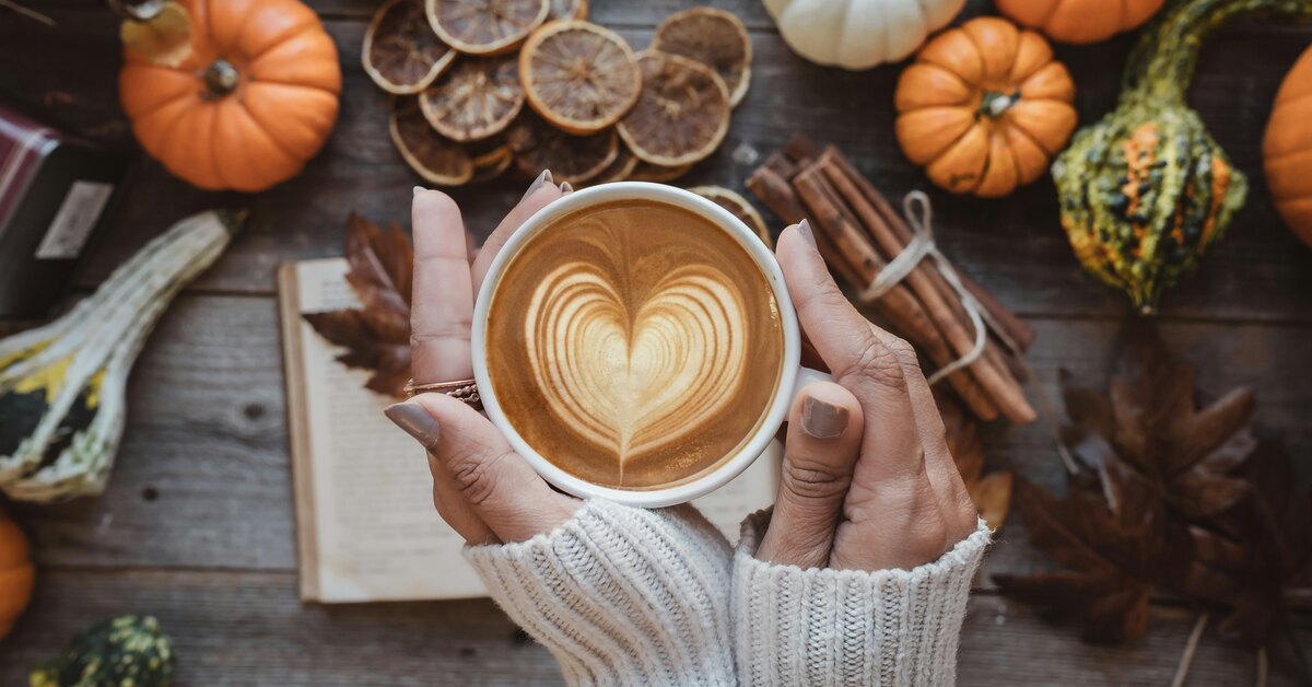 C'est l'une des boissons chaudes les plus populaires de l'automne, dont l'origine est inconnue et se situe quelque part entre l'histoire et l'attrait commercial.