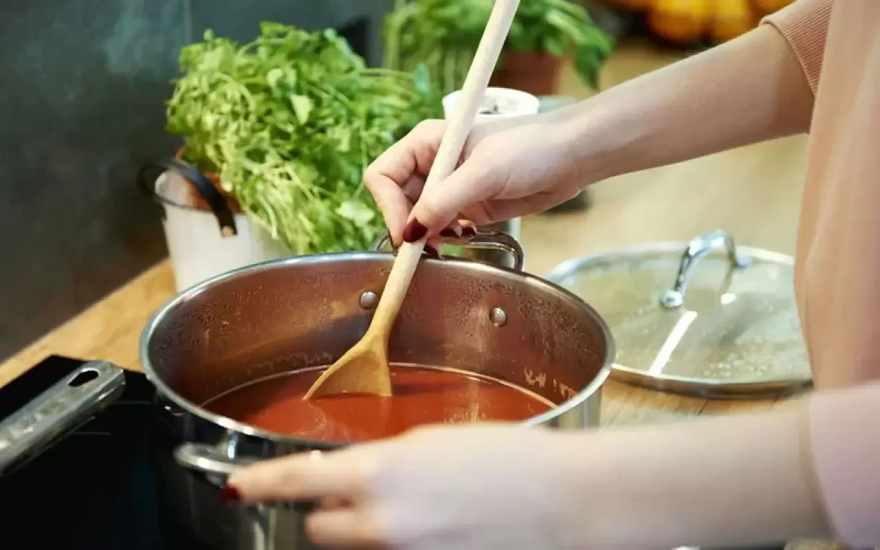 Pourquoi faut-il ajouter du vinaigre dans la casserole lors de la cuisson des lentilles et à quoi cela sert-il ?