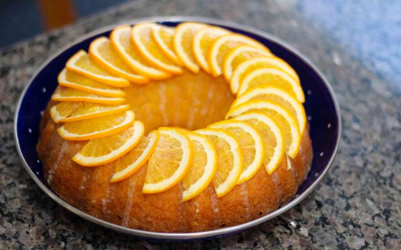 Recette du biscuit français à l'orange le plus léger qui soit, avec des amandes et des flocons : idéal pour le petit-déjeuner ou le goûter cet automne.