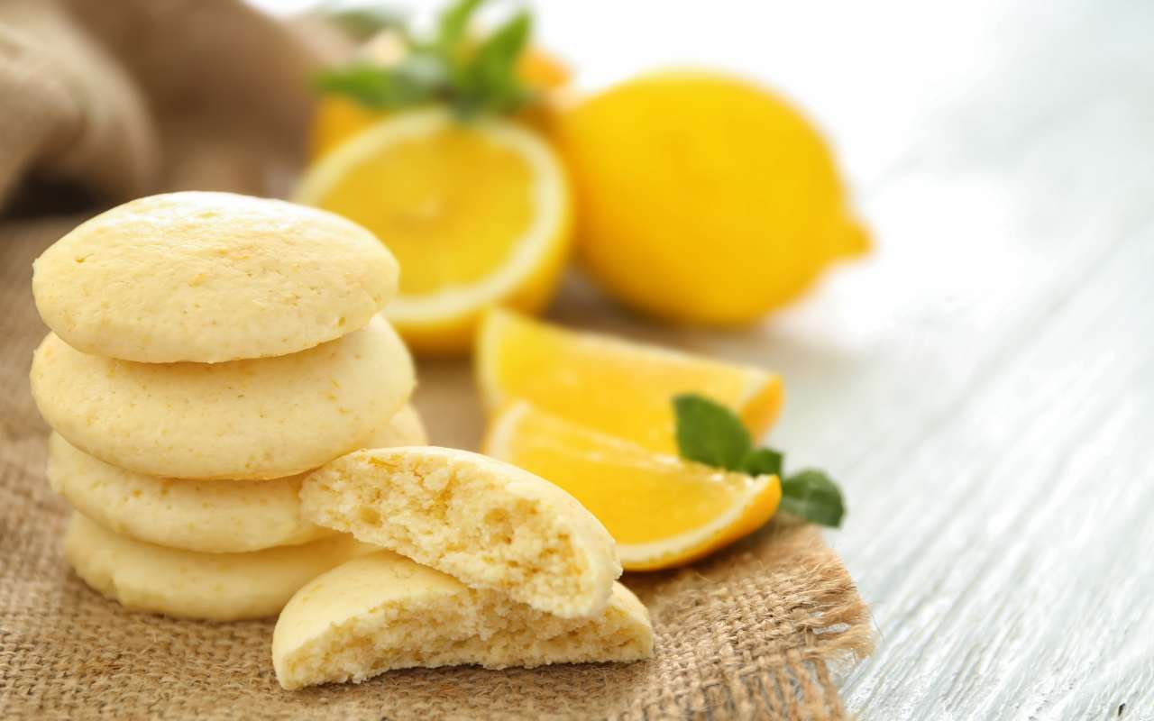 Recette de biscuits à l'orange sans sucre, sans farine et sans beurre : simples, moelleux et croustillants
