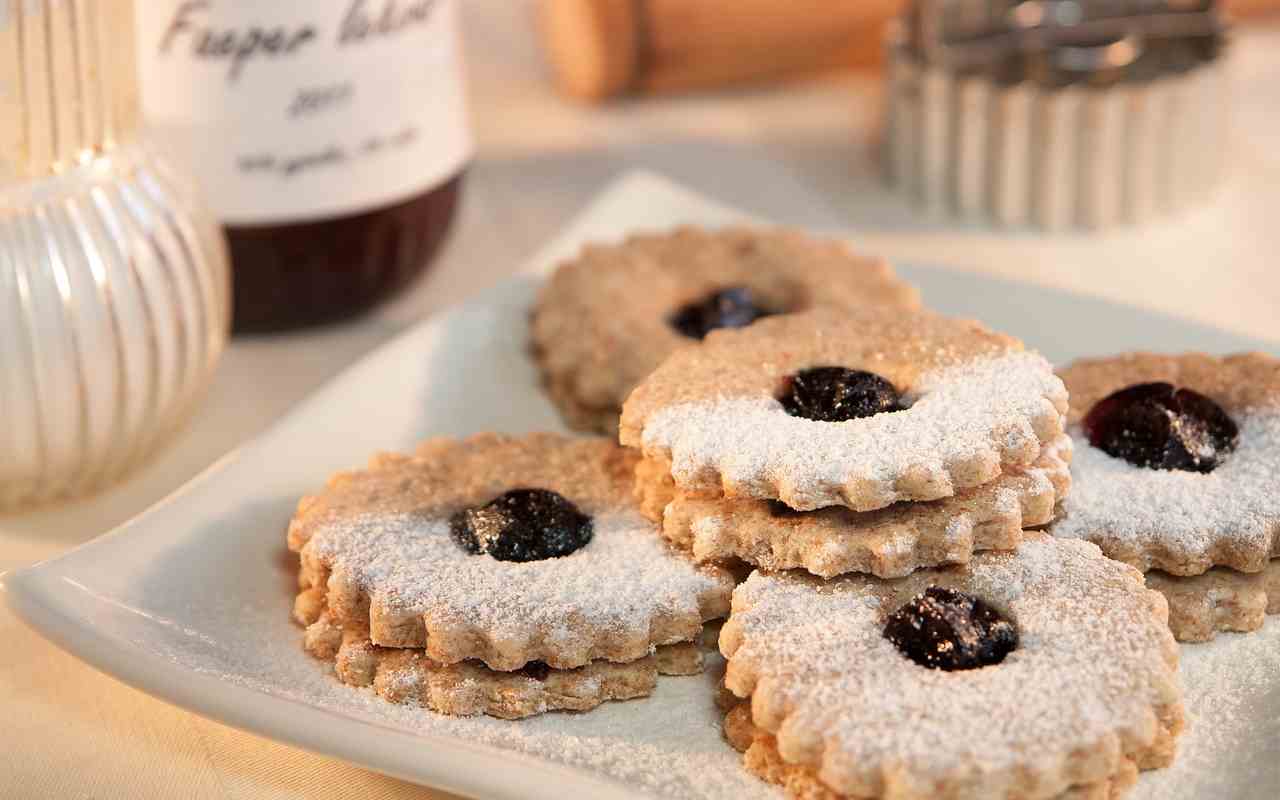 Préparation des biscuits de Linz selon une ancienne recette de grand-mère