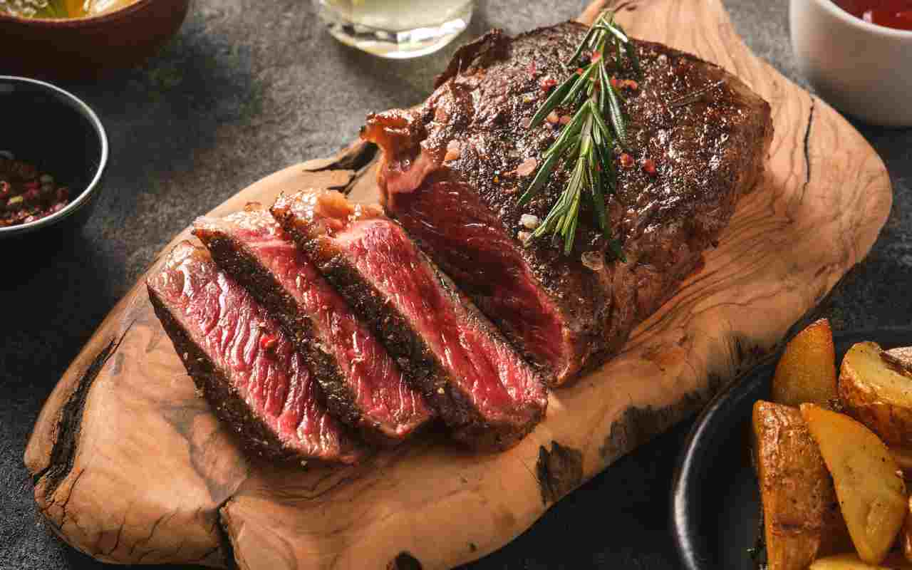 Ni chimichurri, ni ail : le secret d'un steak de bœuf cuit à la perfection, révélé par un expert