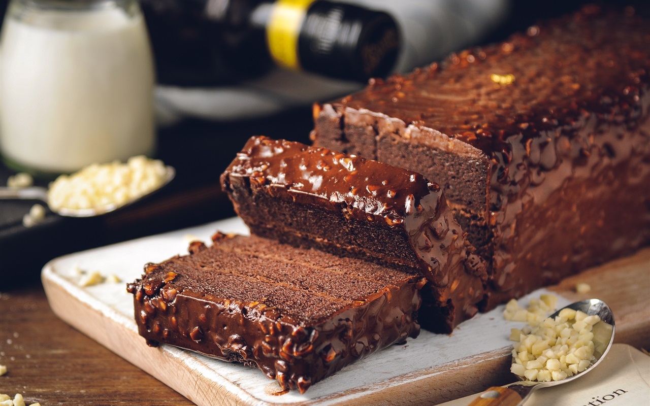 Cheesecake-brownies maison avec pépites de chocolat : le snack sain idéal sans farine