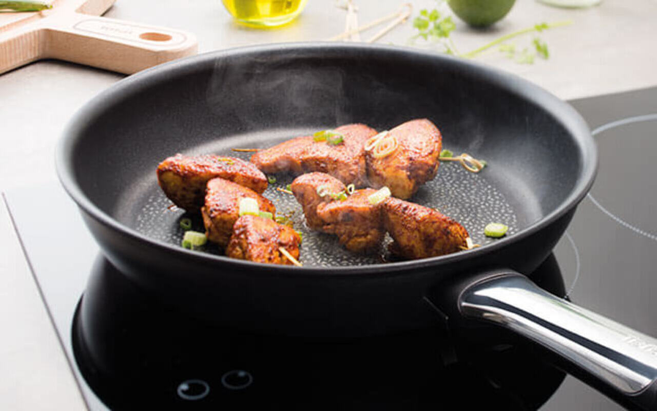 Pourquoi faut-il ajouter du vinaigre dans la poêle lorsque l'on fait cuire des blancs de poulet et à quoi cela sert-il ?