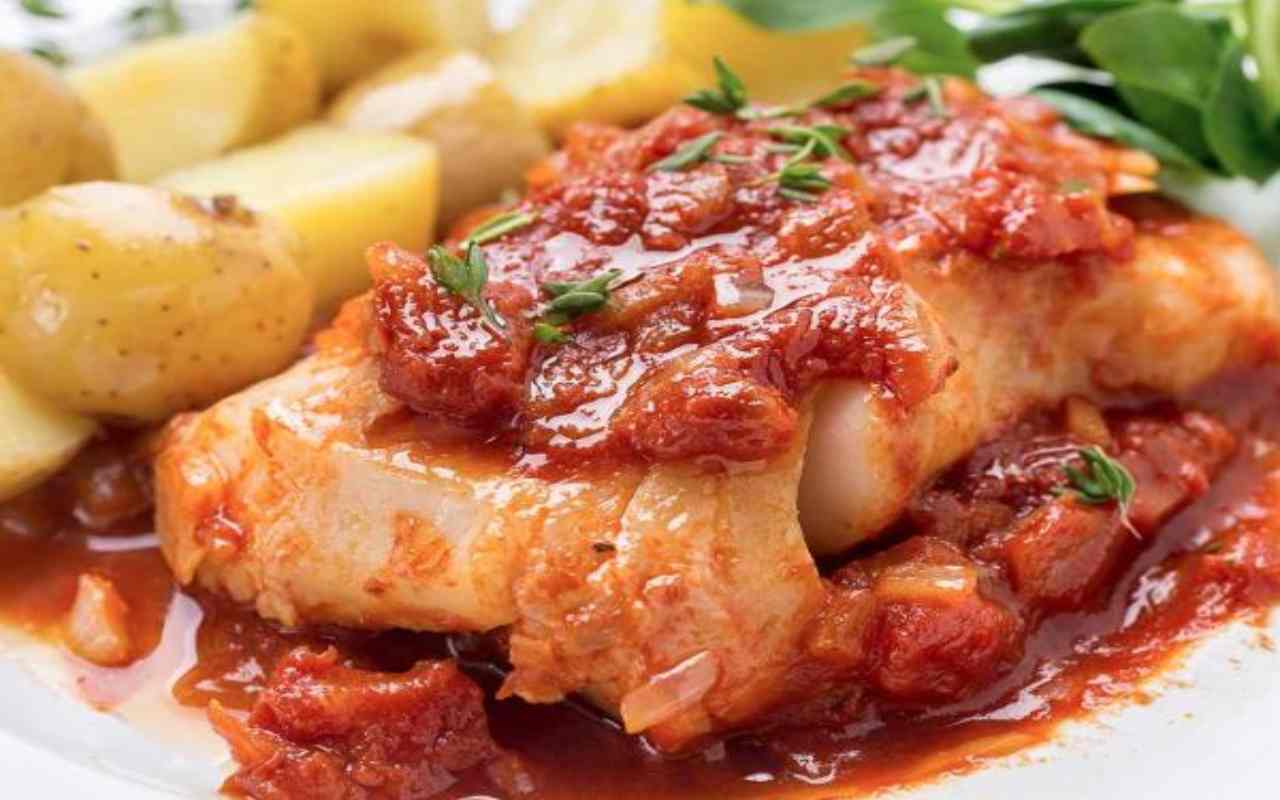 Je mets le saumon au four et je le nappe d'une délicieuse sauce. Le déjeuner sera prêt dans quelques minutes.