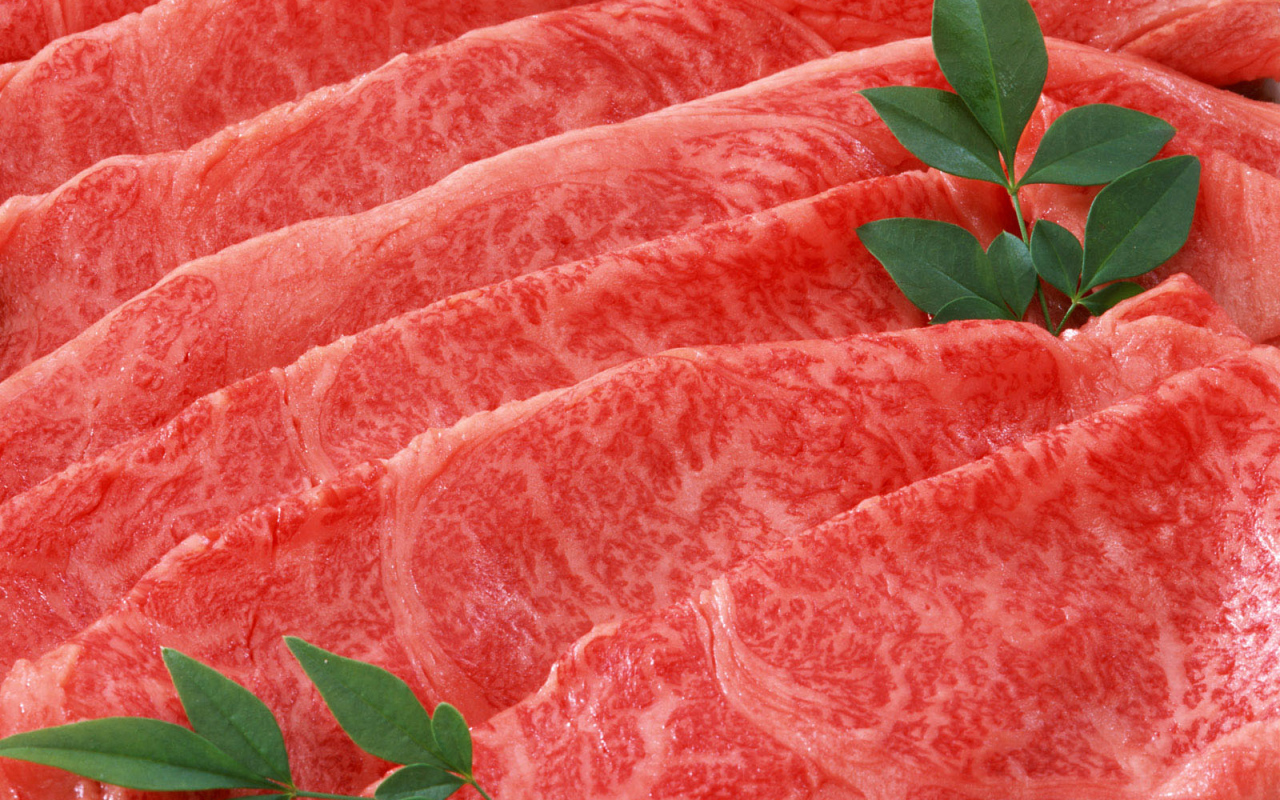 Je l'ai appris et je ne lave plus jamais la viande crue : cela ne sert à rien, c'est seulement dommage. 1 raison principale