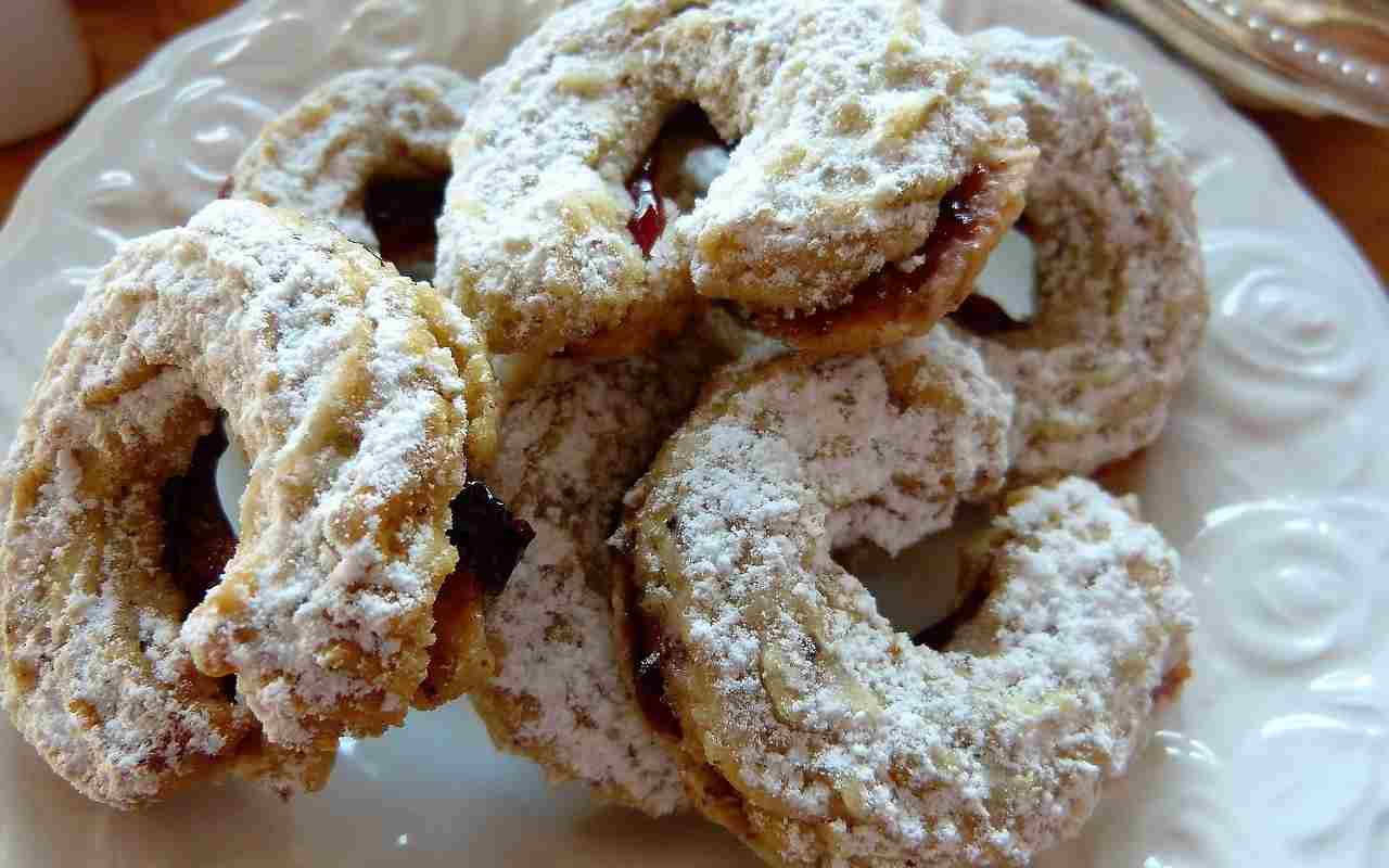 Préparation des biscuits de Linz selon une ancienne recette de grand-mère