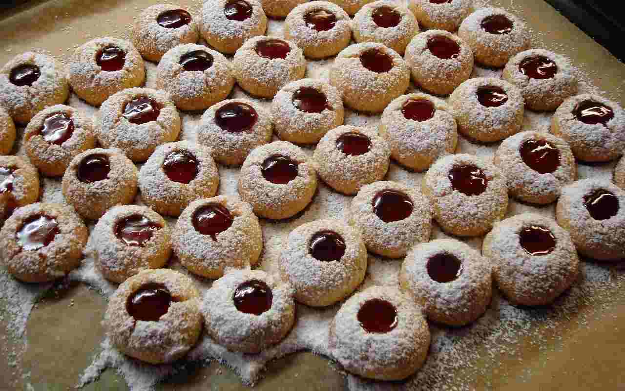 Préparation des biscuits de Linz selon une ancienne recette de grand-mère