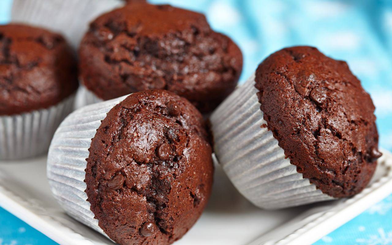 Un jeune chef partage sa recette de muffins végétaliens au chocolat, qui se préparent en 20 minutes et sans sucre.