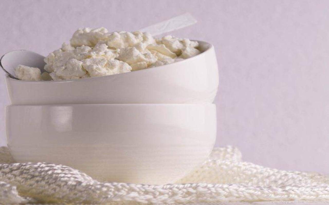 Un fromage blanc maison délicat à base d'un produit populaire et sain. Il est très savoureux et se prépare tout seul.