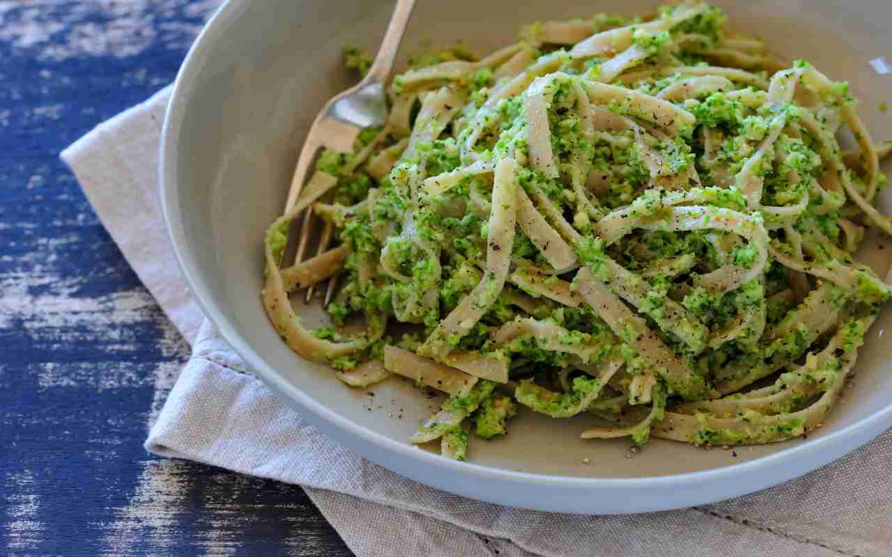 Recette du jour : feta croustillante au pesto, épinards et pignons de pin