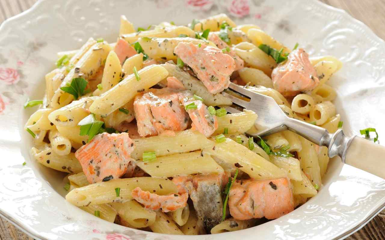 Cette recette rapide de pâtes au four à base de seulement quatre ingrédients est une invention géniale que je ne me lasse pas de refaire.