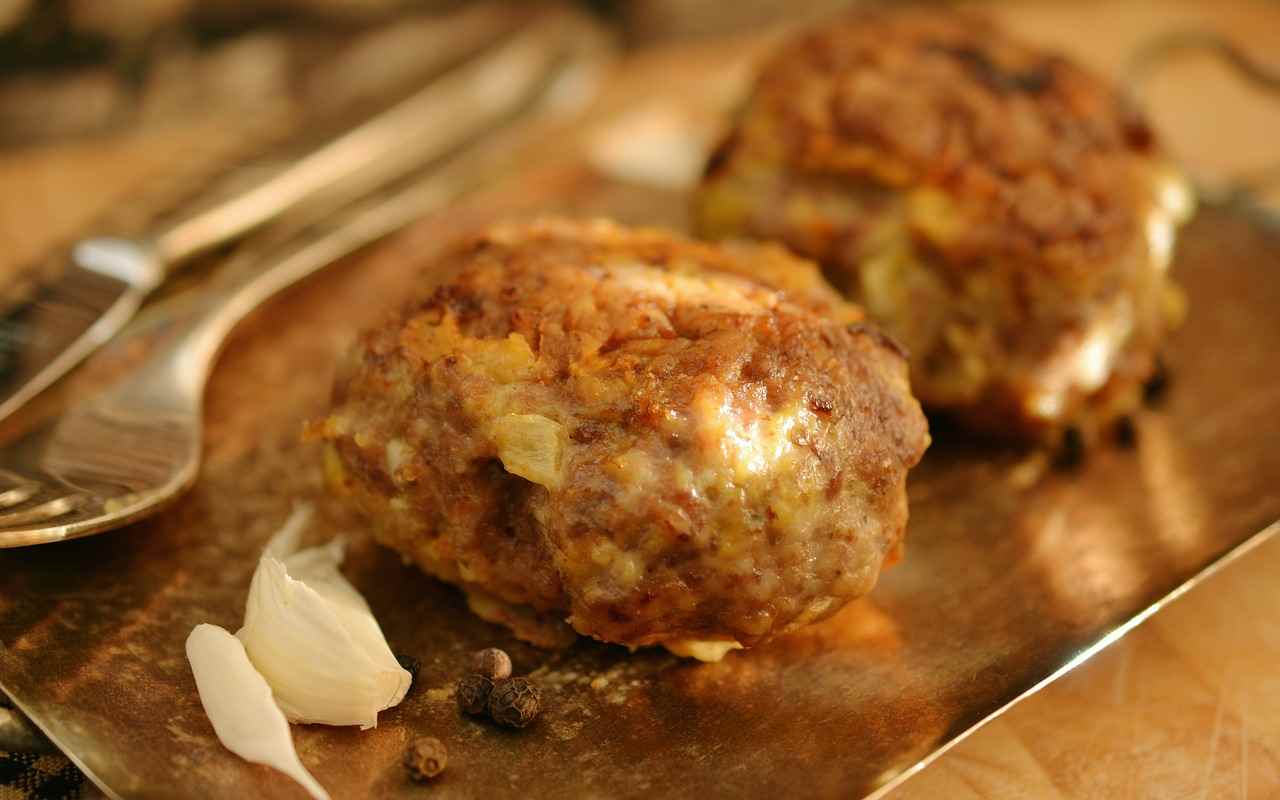 Je ne prépare plus de viande hachée ordinaire. Chez moi, ce sont les boulettes de viande juteuses avec une touche spéciale qui règnent en maître.
