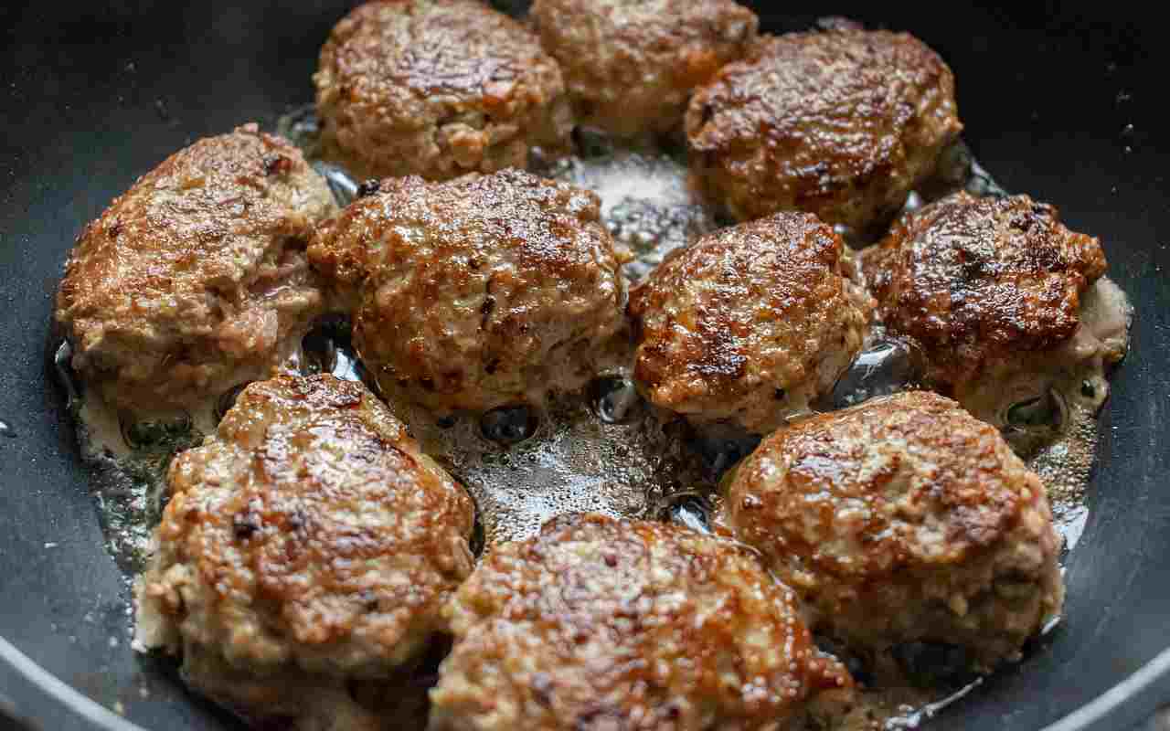 Je ne prépare plus de viande hachée ordinaire. Chez moi, ce sont les boulettes de viande juteuses avec une touche spéciale qui règnent en maître.