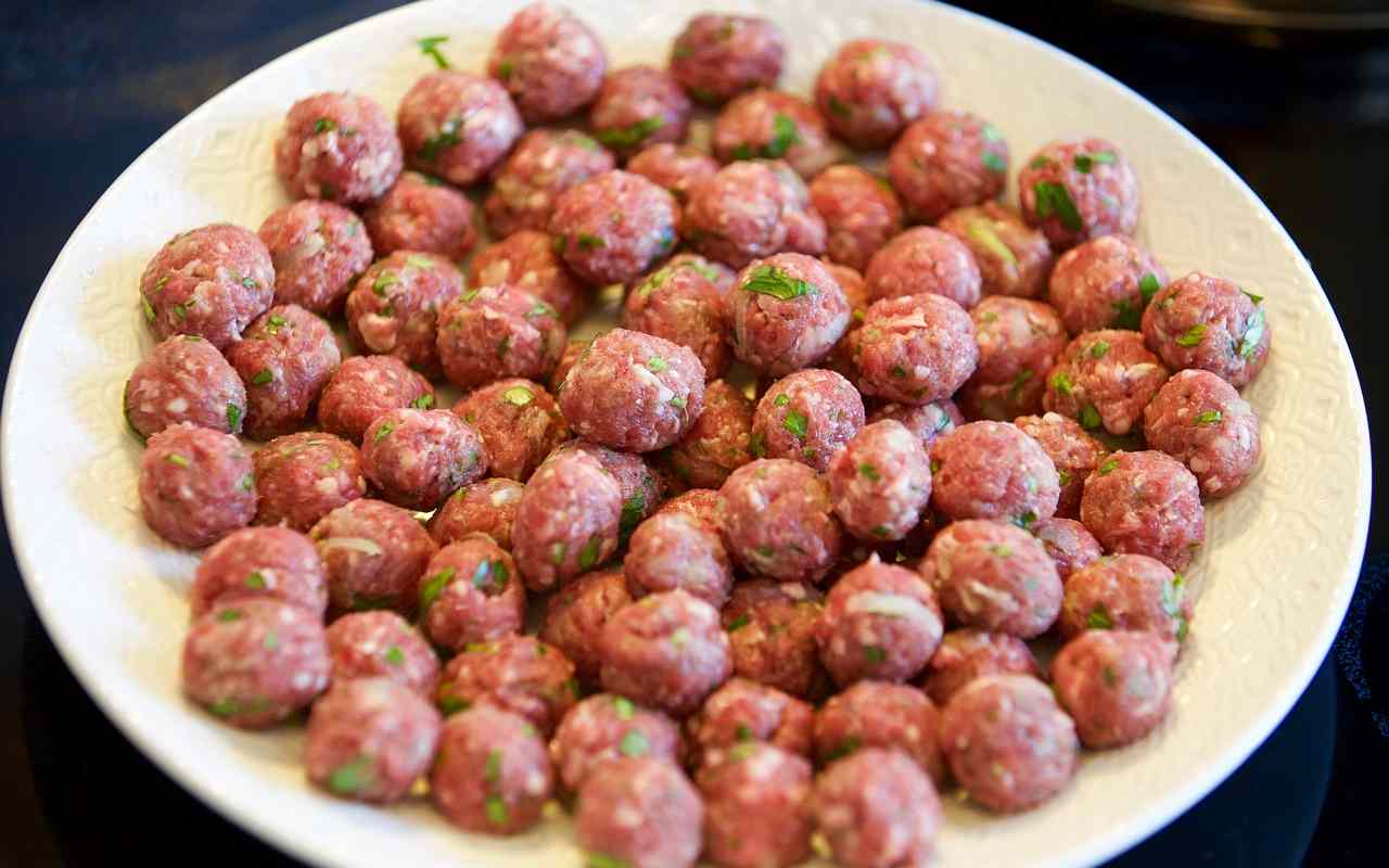 Je ne prépare plus de viande hachée ordinaire. Chez moi, ce sont les boulettes de viande juteuses avec une touche spéciale qui règnent en maître.