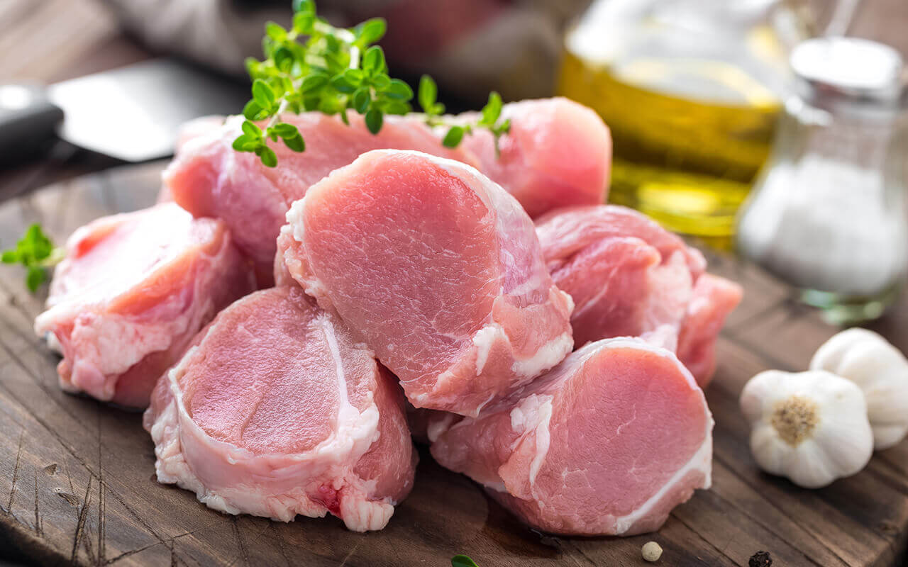 Je l'ai appris et je ne lave plus jamais la viande crue : cela ne sert à rien, c'est seulement dommage. 1 raison principale