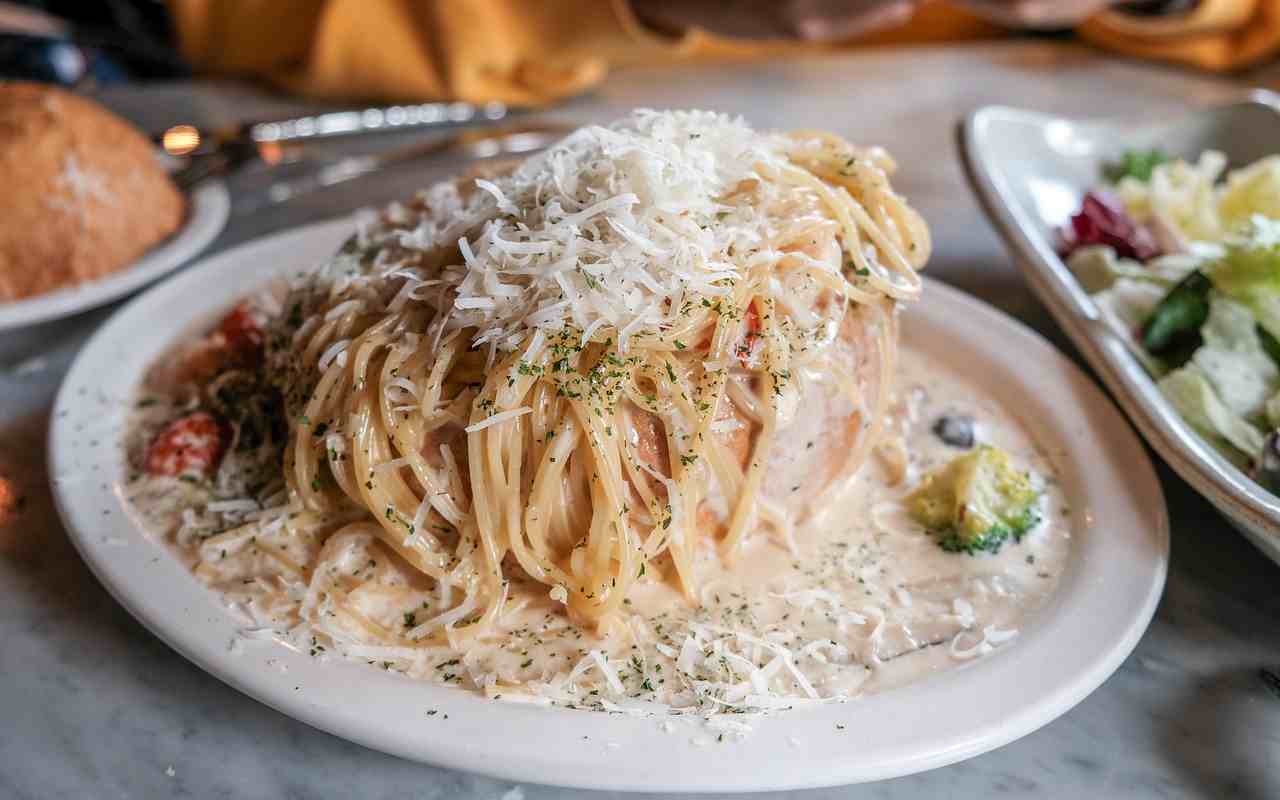 Cette recette rapide de pâtes au four à base de seulement quatre ingrédients est une invention géniale que je ne me lasse pas de refaire.