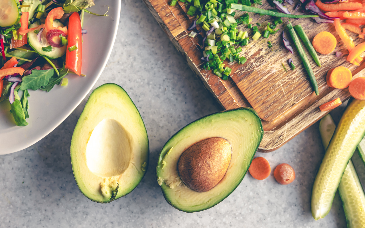 Je mixe un avocat et j'ajoute quelques ingrédients sains. Mon smoothie vert pour le petit-déjeuner ou le goûter est prêt en 5 minutes.