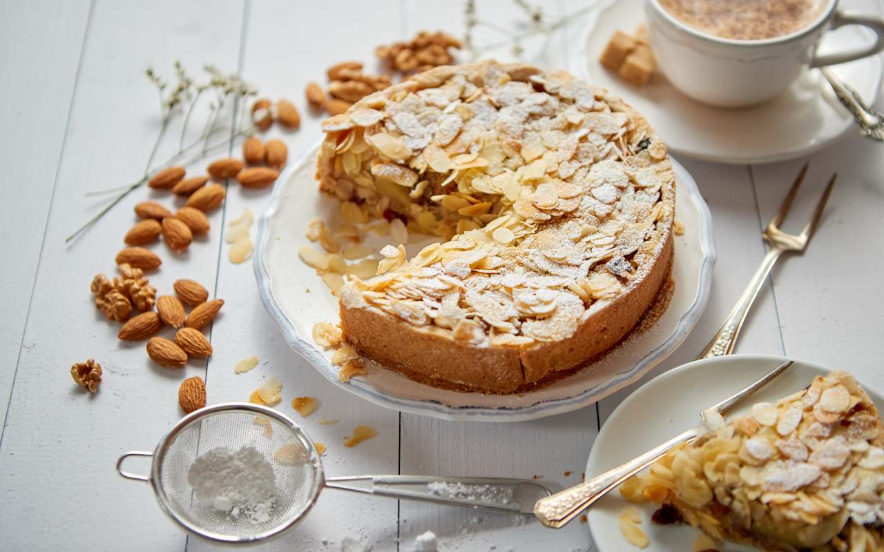 Recette du biscuit français à l'orange le plus léger qui soit, avec des amandes et des flocons : idéal pour le petit-déjeuner ou le goûter cet automne.