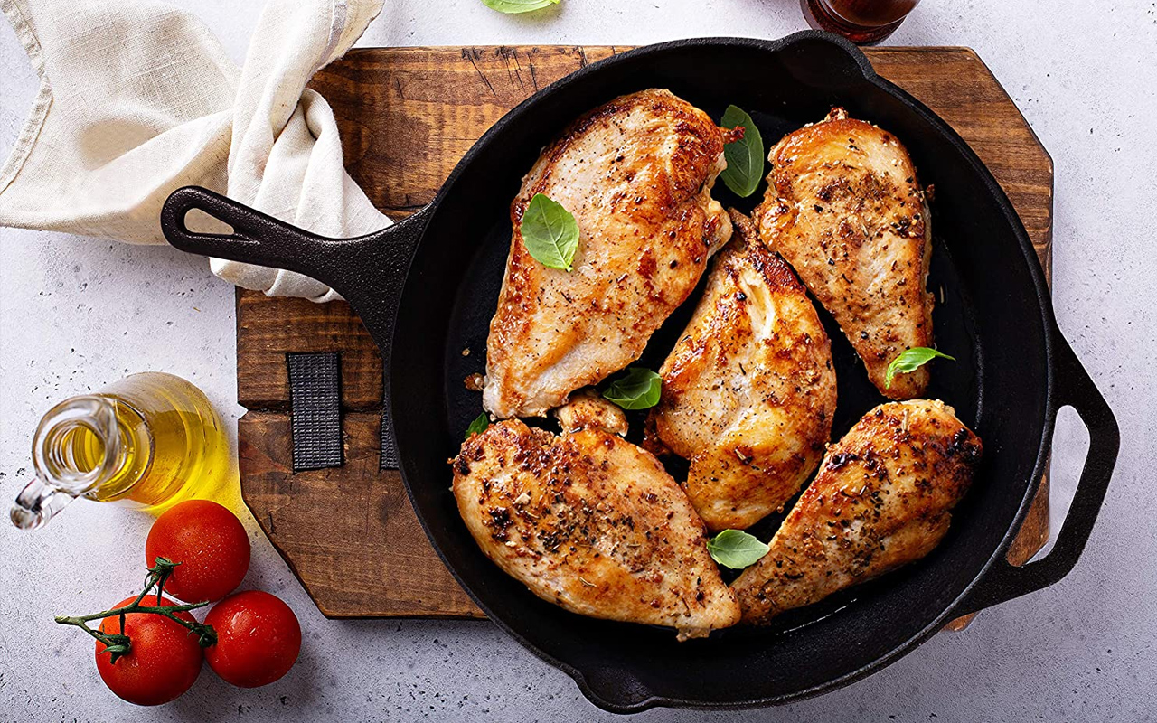 Pourquoi faut-il ajouter du vinaigre dans la poêle lorsque l'on fait cuire des blancs de poulet et à quoi cela sert-il ?