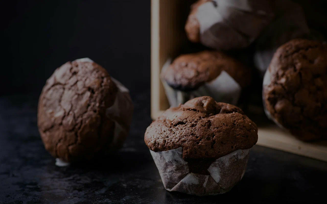 Un jeune chef partage sa recette de muffins végétaliens au chocolat, qui se préparent en 20 minutes et sans sucre.
