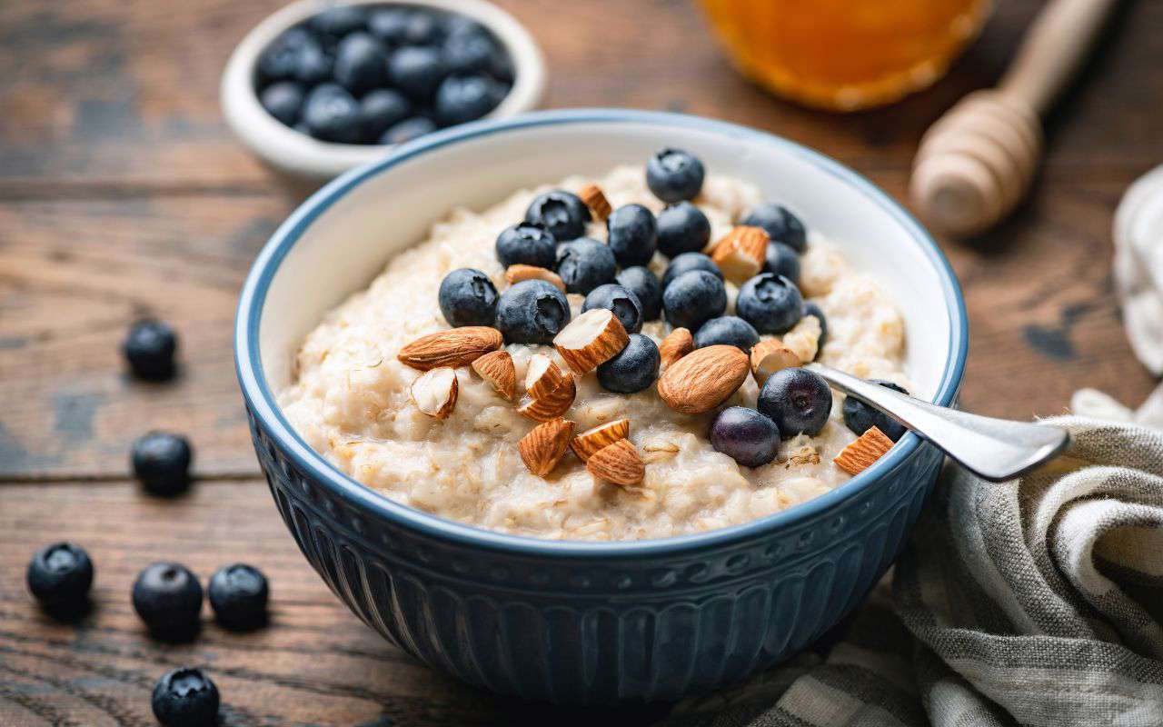 Porridge sans cuisson. Le petit-déjeuner se prépare tout seul pendant que vous prenez votre douche.