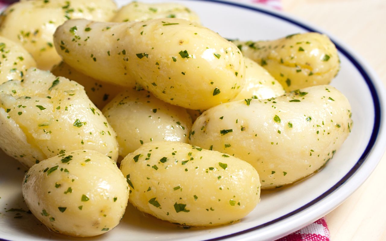 Mettez-le dans une casserole d'eau. Les pommes de terre cuiront beaucoup plus vite.