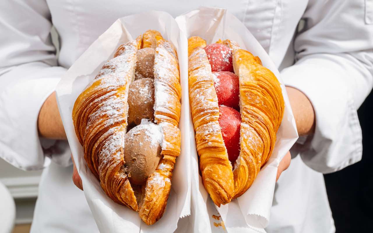 Croissants rapides à la pâte sablée. À l'intérieur, les fruits remplacent le sucre.