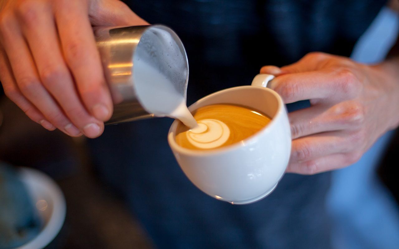 Comment préparer un café au lait directement dans une cafetière française