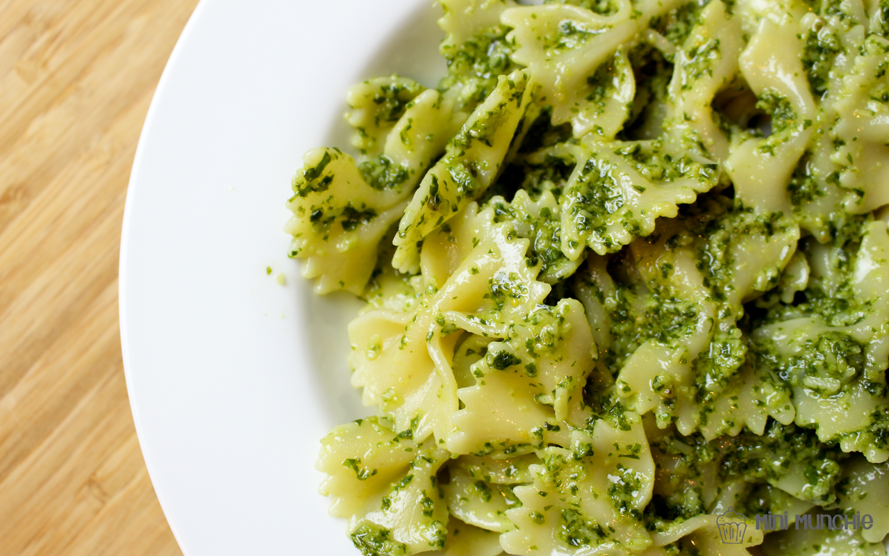 Recette du jour : feta croustillante au pesto, épinards et pignons de pin