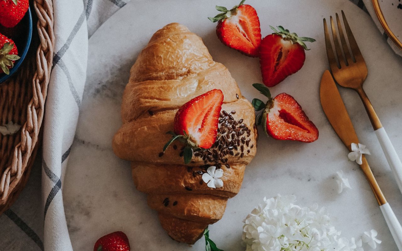 Croissants rapides à la pâte sablée. À l'intérieur, les fruits remplacent le sucre.