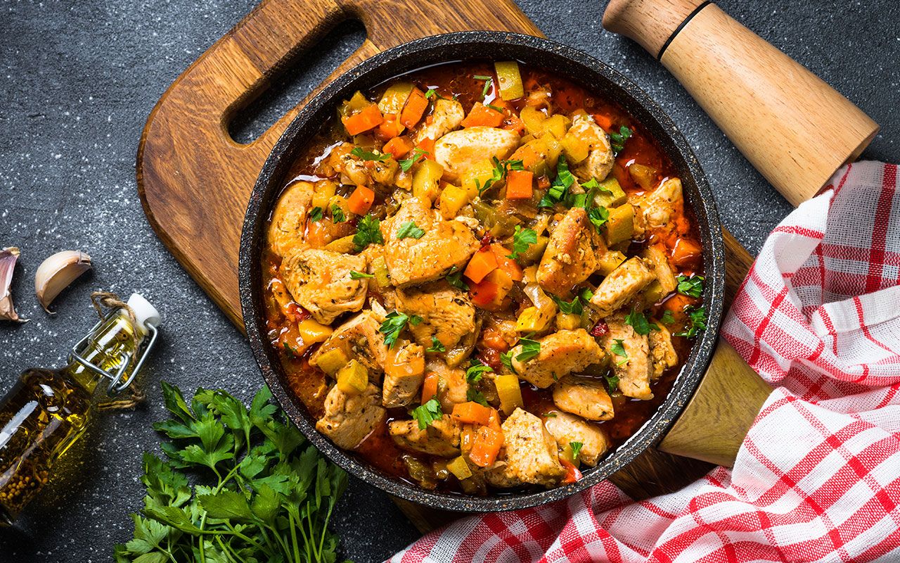 Recette du poulet au batzoki, un ragoût traditionnel basque : idéal pour tremper du pain et savourer un plat délicieux.