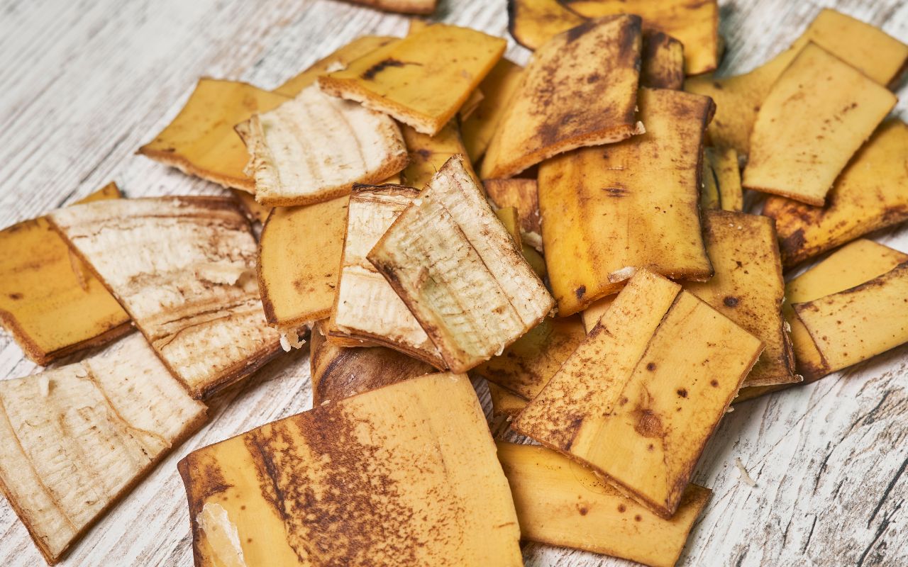 Mélanger des peaux de banane avec de l'eau : pourquoi est-ce recommandé et quels sont les avantages ?