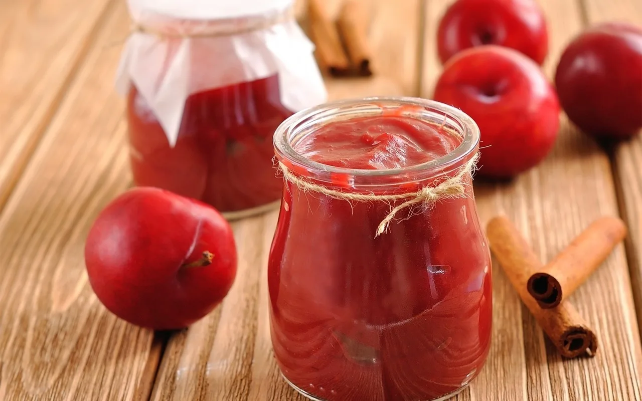 Le must pour le petit-déjeuner : la confiture de pommes et de massepain