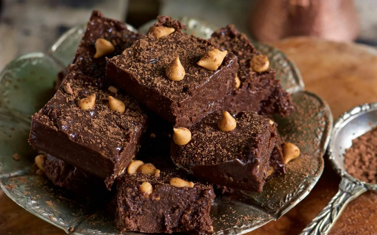 Cheesecake-brownies maison avec pépites de chocolat : le snack sain idéal sans farine